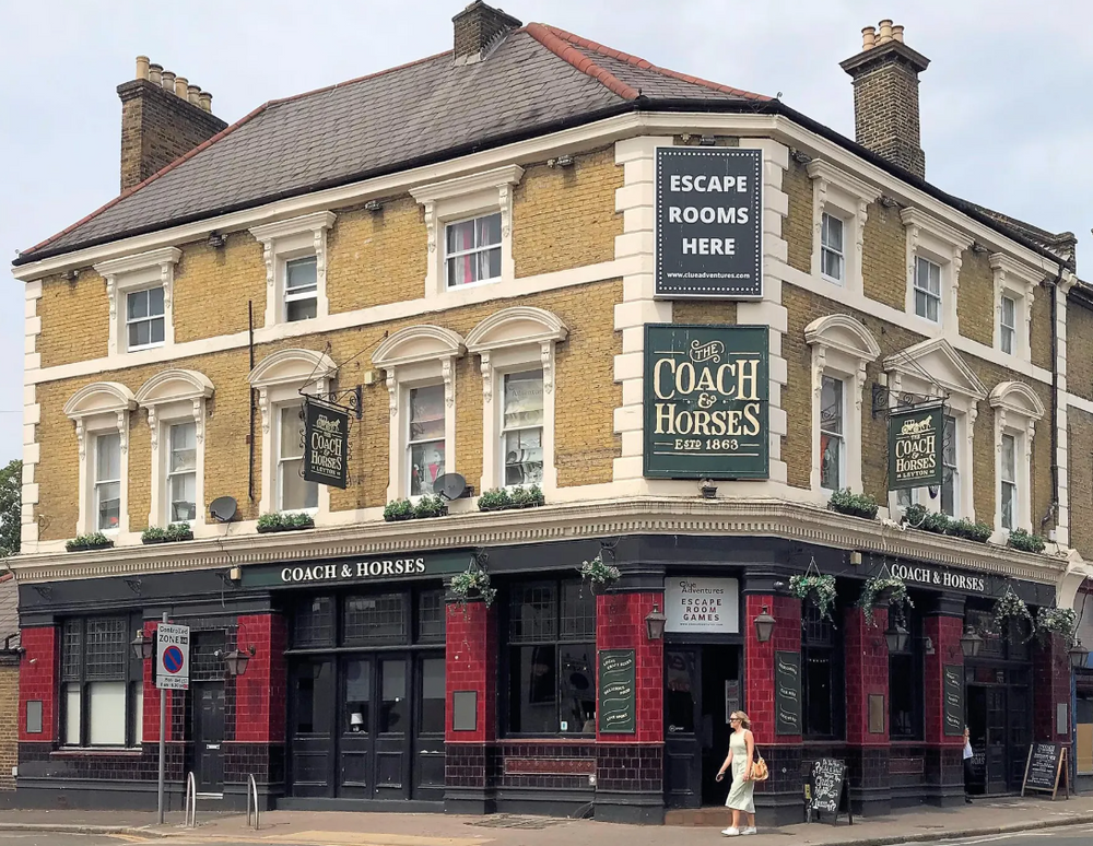 ONE NIGHT ONLY - CHRISTMAS WREATH WORKSHOP WITH EDIE ROSE - HOSTED AT THE COACH AND HORSES - TUESDAY 25TH NOVEMBER 2025 7pm-9pm